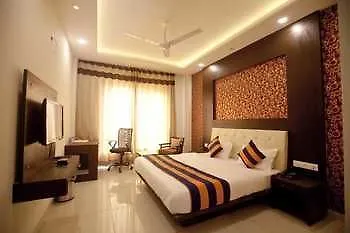 Fabhotel Q Cent Sector 15 Gurgaon 2*,